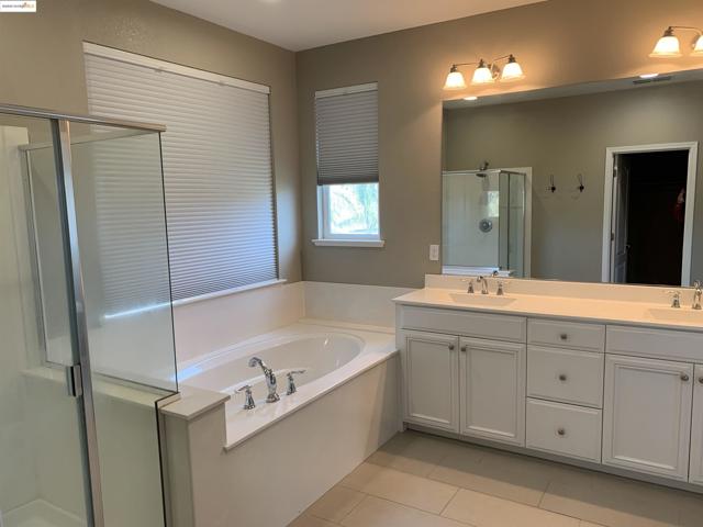 8047 Westport Circle, Discovery Bay CA: https://media.crmls.org/mediaz/ee28642c-67bf-4a2a-bb70-e6b2228cae8d.jpg