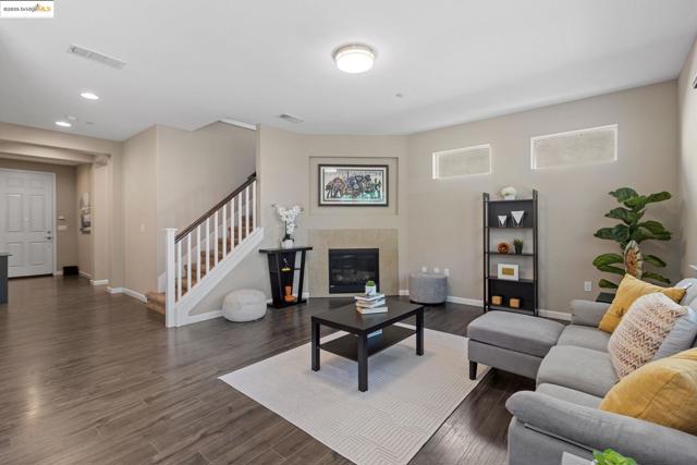 2218 Toscana Dr, Pittsburg CA: https://media.crmls.org/mediaz/ee28848c-222d-491a-a387-fae4044d942d.jpg