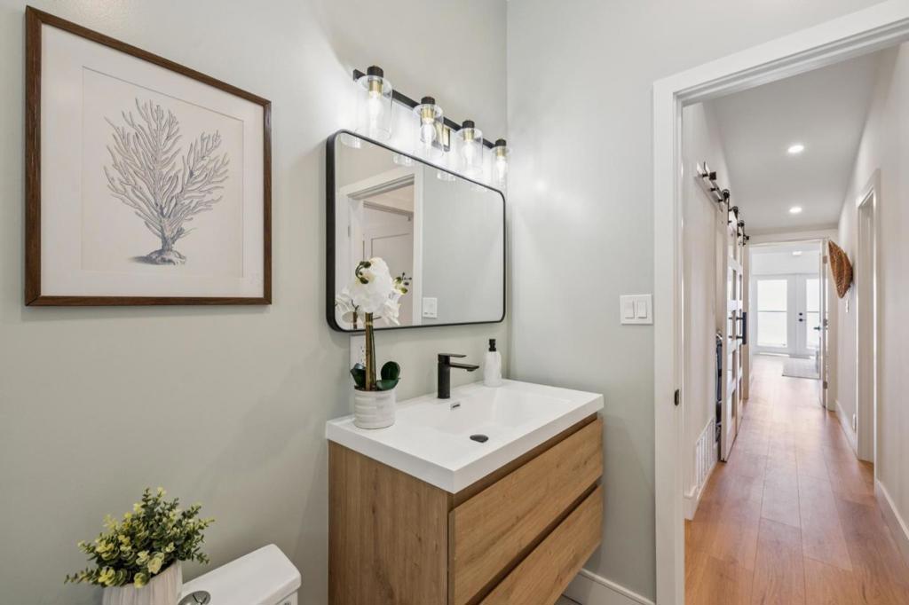 https://media.crmls.org/mediaz/ee28d1a7-85c6-4b60-a45c-b9437c4fc8dc.jpg?preset=X-Large