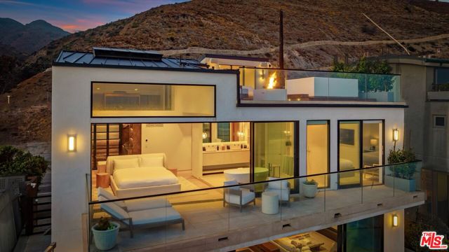 18954 Pacific Coast Highway, Malibu CA: https://media.crmls.org/mediaz/ee293ed9-9dfc-477e-be53-37e7e5a3fc24.jpg