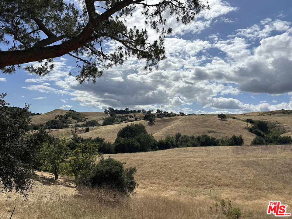 https://media.crmls.org/mediaz/ee2b00d2-c54f-4f2a-a82d-cec6acc3d878.jpg?preset=X-Large