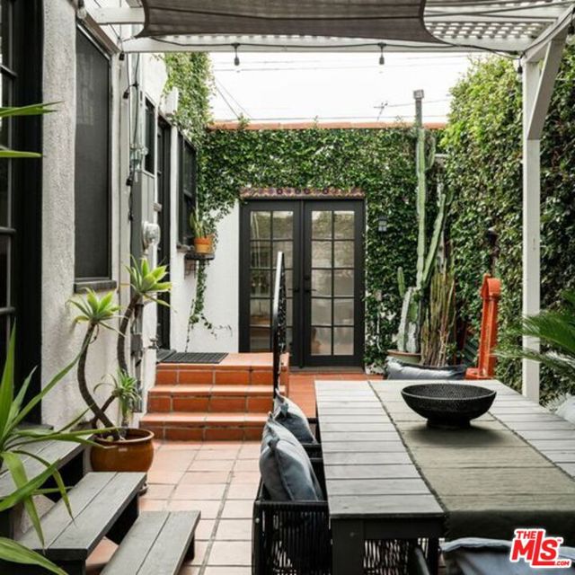 7257 Oakwood Avenue, Los Angeles CA: https://media.crmls.org/mediaz/ee2bf39b-e892-409c-98d2-ba099ccb7a5f.jpg