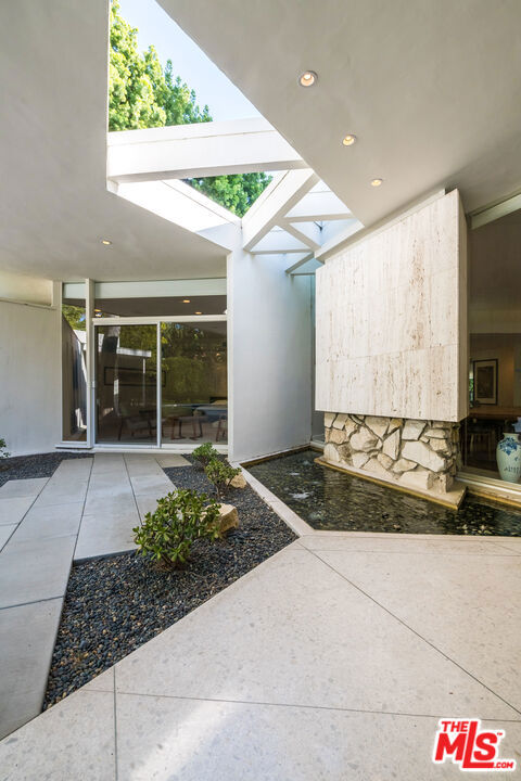 1010 N Rexford Drive, Beverly Hills CA: https://media.crmls.org/mediaz/ee2c75c4-cdea-4b39-83bf-b04d11912c70.jpg
