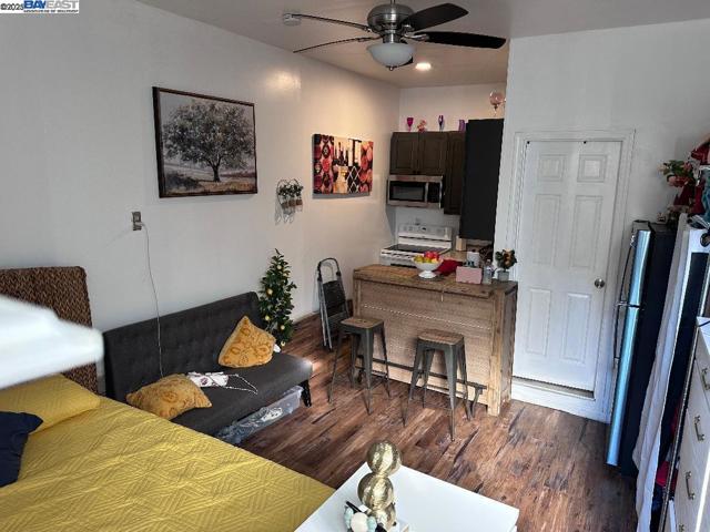 8065 earl st, Oakland CA: https://media.crmls.org/mediaz/ee2c7bb3-246f-4548-8222-a12e9cbf478c.jpg