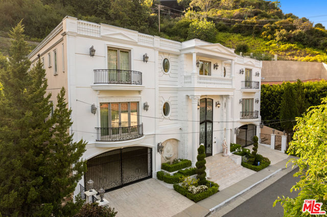 1455 Robmar Drive, Beverly Hills CA: https://media.crmls.org/mediaz/ee2d2adf-7eab-4d9f-a6a8-fcae0849506c.jpg