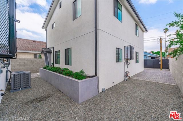 433 W Gage Avenue, Los Angeles CA: https://media.crmls.org/mediaz/ee2da678-a942-43e4-8d50-19323cd339f3.jpg
