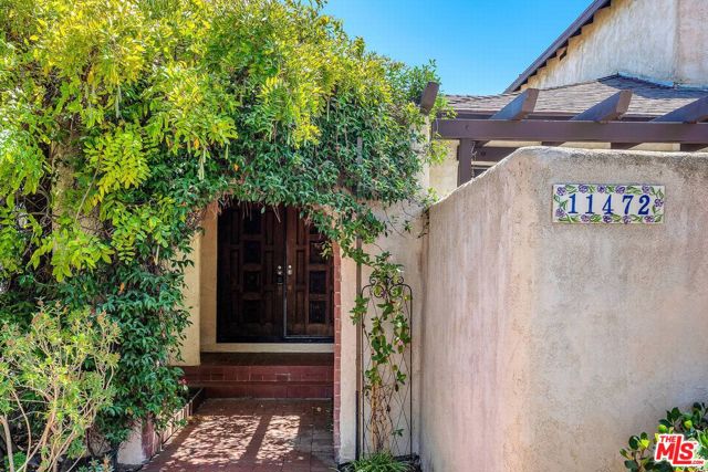 11472 Diller Avenue, Culver City CA: https://media.crmls.org/mediaz/ee2dc4e9-1bb7-496e-9a4d-8587b3e64a44.jpg