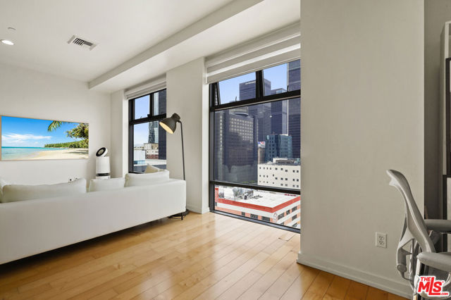 801 S Grand Avenue, Los Angeles CA: https://media.crmls.org/mediaz/ee2ebf7d-58b7-4f9d-a4ae-1162872dc104.jpg