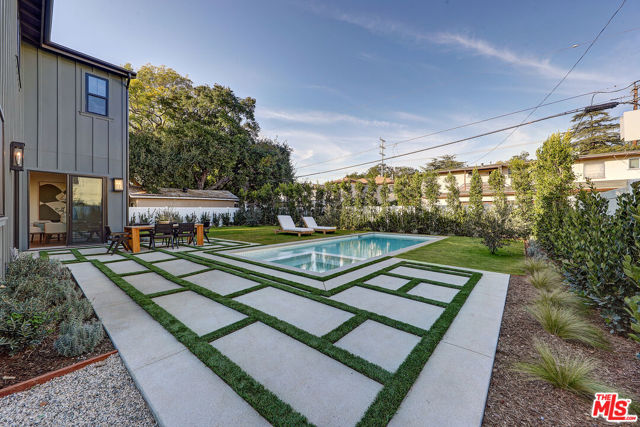 11729 Hartsook Street, Valley Village CA: https://media.crmls.org/mediaz/ee2f05cb-517a-4696-ae74-3b4472646b8f.jpg