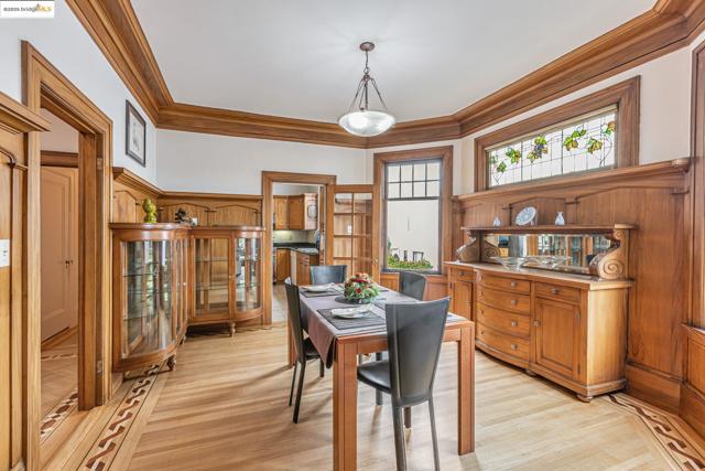 2033 Clement St, San Francisco CA: https://media.crmls.org/mediaz/ee306b63-0b7b-4168-8fce-2a1da3c03417.jpg