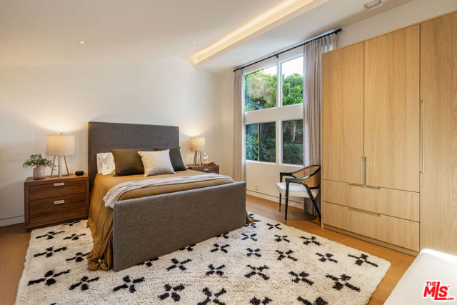 365 Norcroft Avenue, Los Angeles CA: https://media.crmls.org/mediaz/ee32540c-3b6c-4d7e-bee8-4fb4c2233d3c.jpg