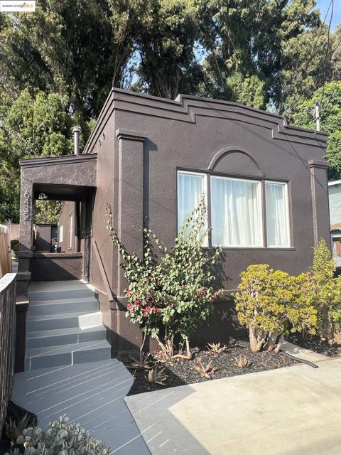 6432 Sunnymere, Oakland CA: https://media.crmls.org/mediaz/ee3266ff-dea0-4e6e-ad04-26eb7cdbe108.jpg