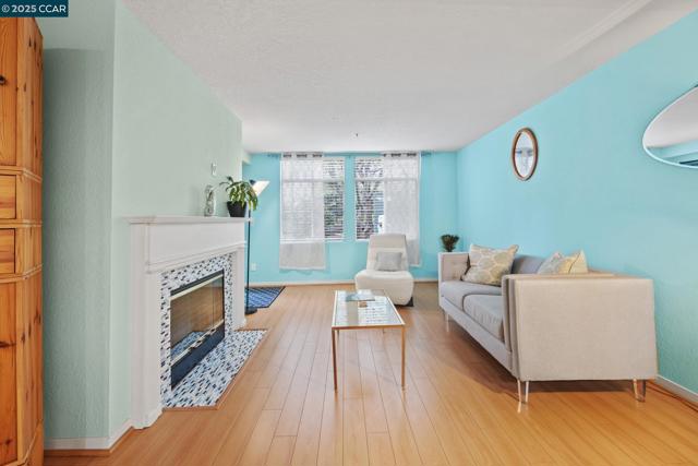 535 Pierce St, Albany CA: https://media.crmls.org/mediaz/ee331b82-6292-43a3-997d-5673c25f8d47.jpg