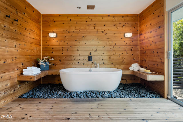 3435 Crestford Drive, Altadena CA: https://media.crmls.org/mediaz/ee33478b-d005-4705-9214-f52a54d26e79.jpg