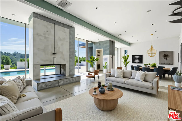 2442 Green View Place, Los Angeles CA: https://media.crmls.org/mediaz/ee33d499-0833-499f-b4e3-dbd408960e32.jpg