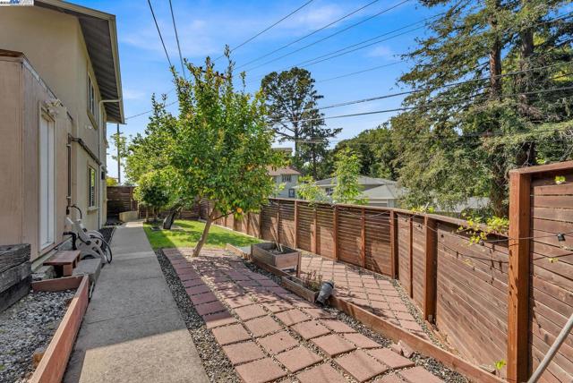 6400 Mokelumne Ave, Oakland CA: https://media.crmls.org/mediaz/ee3422b7-1681-4efd-b963-1da9a52e60c8.jpg