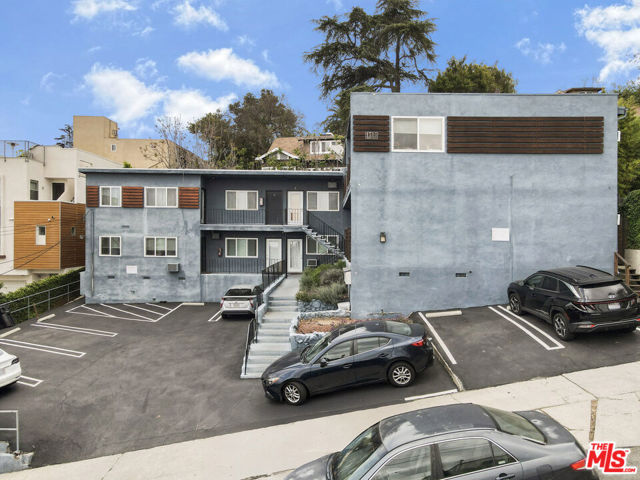 1315 Montana Street, Los Angeles CA: https://media.crmls.org/mediaz/ee3467a5-4b85-464f-a805-9c325cc44720.jpg
