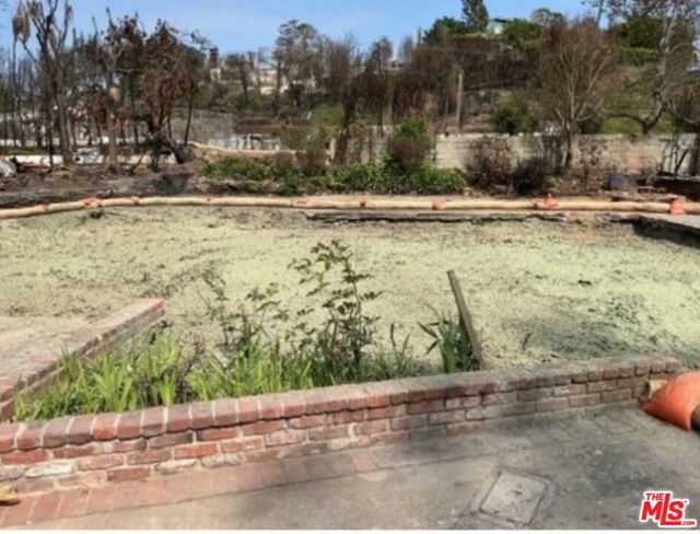 16327 Akron Street, Pacific Palisades CA: https://media.crmls.org/mediaz/ee354635-5c58-4b4e-a136-db21e0f4ddd0.jpg