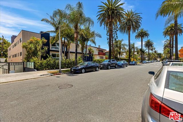 210 S Hamilton Drive, Beverly Hills CA: https://media.crmls.org/mediaz/ee357c69-c953-44d5-bde5-c0c4a0998f7b.jpg