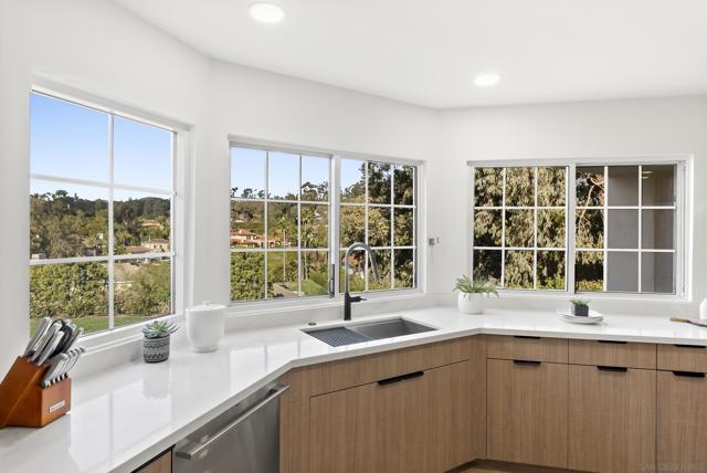 17515 Circa Oriente, Rancho Santa Fe CA: https://media.crmls.org/mediaz/ee35b46f-19cf-4f6f-94c6-852de9c3448e.jpg