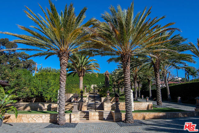 24834 Pacific Coast Highway, Malibu CA: https://media.crmls.org/mediaz/ee36aeac-fc15-4cff-979c-e7d3eb639142.jpg