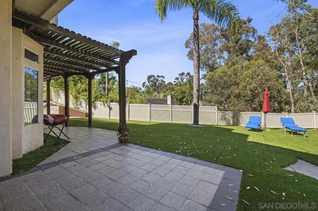 10405 White Birch Dr, San Diego CA: https://media.crmls.org/mediaz/ee37570e-4e80-4ac4-9903-a48eb32f1e96.jpg