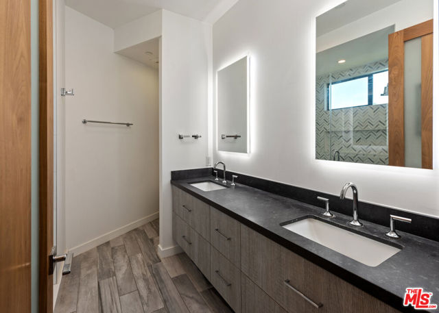11900 Washington Place, Los Angeles CA: https://media.crmls.org/mediaz/ee37785a-05d8-4c84-b6d5-a02987553fa9.jpg