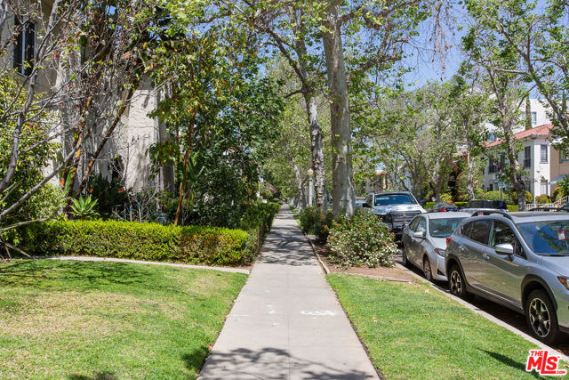 181 S Sycamore Avenue, Los Angeles CA: https://media.crmls.org/mediaz/ee379afd-658e-445a-b1fa-5106ce6deffb.jpg