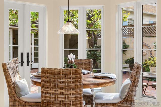 7725 Whitefield Pl, La Jolla CA: https://media.crmls.org/mediaz/ee3a29bd-0cad-4c09-9558-00a1be9c2044.jpg