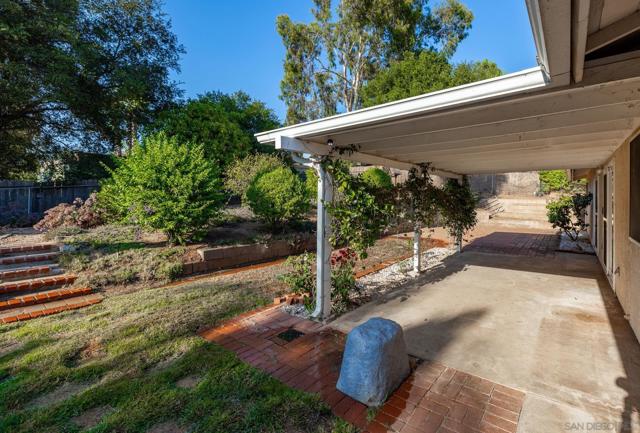 10506 Moon View Way, Escondido CA: https://media.crmls.org/mediaz/ee3a412d-e734-45c1-9989-73cb7f837d11.jpg