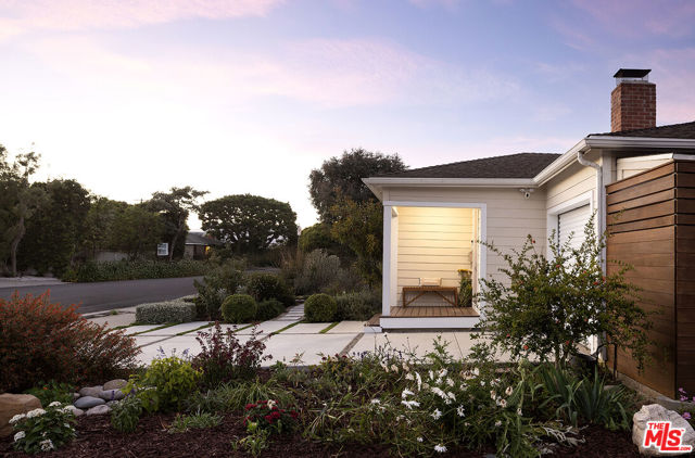2432 Cloy Avenue, Venice CA: https://media.crmls.org/mediaz/ee3b10b0-374d-4f80-ba5a-c15cd7d87945.jpg