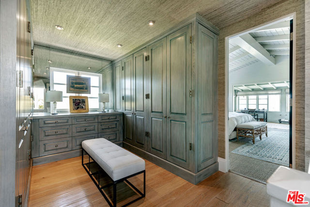 271 Amalfi Drive, Santa Monica CA: https://media.crmls.org/mediaz/ee3b58c1-d8ab-4268-bee7-6a6326e3aa7a.jpg