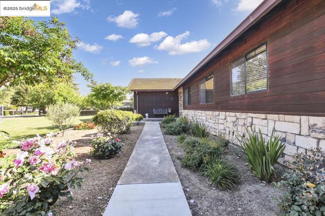 3215 Ohara Ave, Brentwood CA: https://media.crmls.org/mediaz/ee3b7b4e-6301-4143-b270-9273c55c02c4.jpg