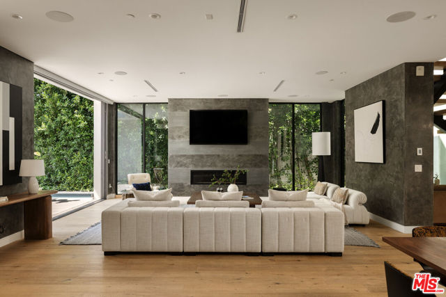 105 S Laurel Avenue, Los Angeles CA: https://media.crmls.org/mediaz/ee3b827e-930c-4f3b-8aa9-6a7475617c84.jpg