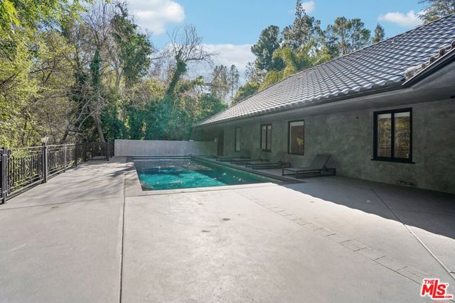 4900 Queen Victoria Road, Woodland Hills CA: https://media.crmls.org/mediaz/ee3d35ad-f4bf-45f3-9c10-32c7d0e1a5c8.jpg