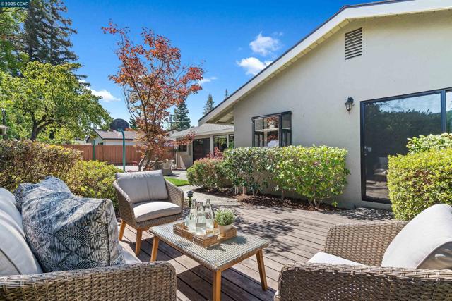 372 El Divisadero Ave, Walnut Creek CA: https://media.crmls.org/mediaz/ee3e273d-2b39-44dc-9bc2-f875bb03a1e6.jpg