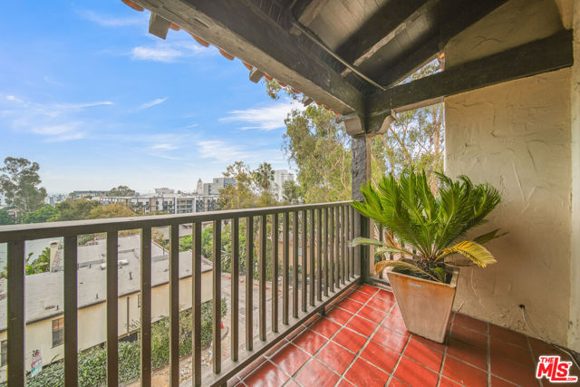 6686 Emmet Terrace, Los Angeles CA: https://media.crmls.org/mediaz/ee3e6329-f4f5-4114-9d68-dc031a68c39e.jpg