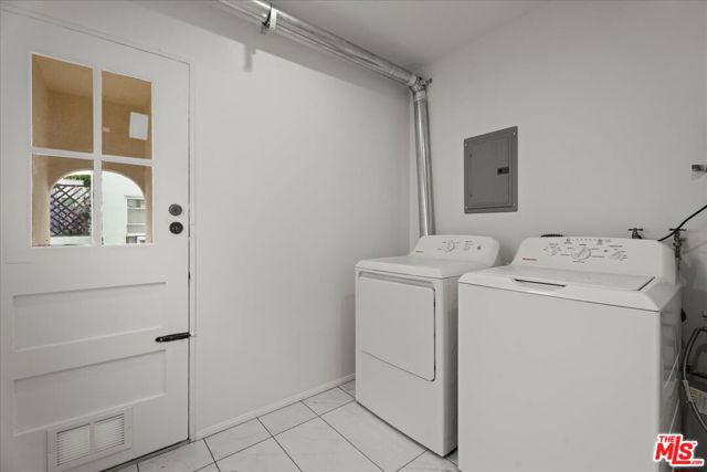 205 S Reeves Drive, Beverly Hills CA: https://media.crmls.org/mediaz/ee3e82b4-0814-4b71-b2d0-259645aedbe9.jpg