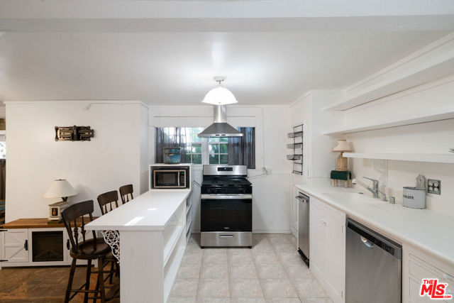 2020 Coldwater Canyon Drive, Beverly Hills CA: https://media.crmls.org/mediaz/ee3e90a7-e3a1-4588-8154-4c4300d046ba.jpg