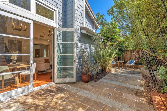 16 Bay Harbor Ct, Richmond CA: https://media.crmls.org/mediaz/ee3fc069-d7cd-477f-839c-df0ce059bfc9.jpg
