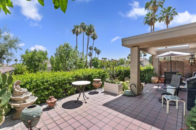 72416 Sommerset Drive, Palm Desert CA: https://media.crmls.org/mediaz/ee415b27-4dd8-45d1-8551-1ef9e892b673.jpg