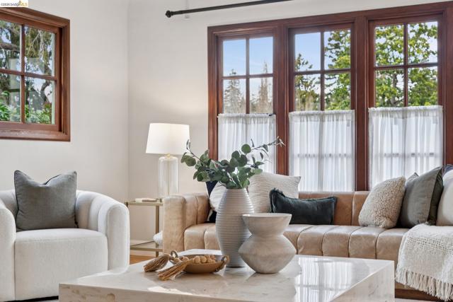 Image 7 of 46 For 741 Grosvenor Pl