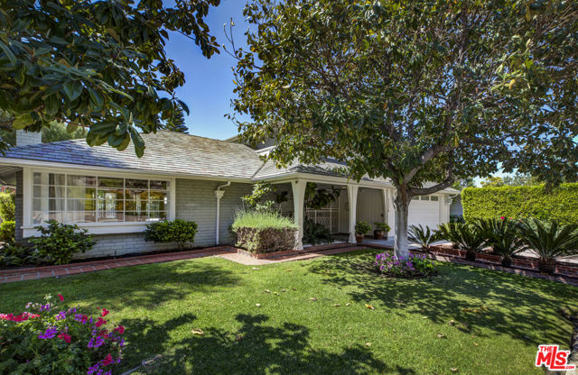 5136 Los Bonitos Way, Los Angeles CA: https://media.crmls.org/mediaz/ee419bcf-c2dc-415b-9a0f-f066bb354e8a.jpg