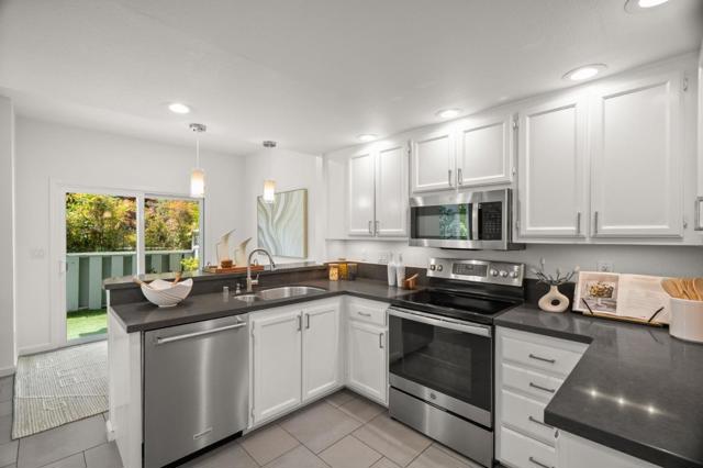 462 Mountain Laurel Court, Mountain View CA: https://media.crmls.org/mediaz/ee42f47b-6d23-4c11-9802-95d70a691012.jpg