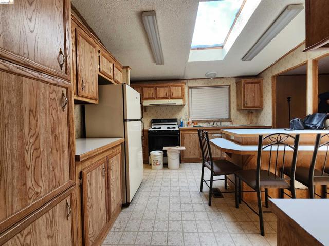 16612 Stagecoach Rd, Corning CA: https://media.crmls.org/mediaz/ee43c5cd-1a7a-4390-89ad-5cf43f115a11.jpg