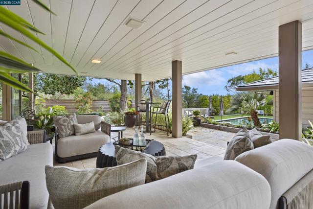 1121 Estates Dr, Lafayette CA: https://media.crmls.org/mediaz/ee43e9cf-6084-42ad-bc3a-c11aaf7aa060.jpg