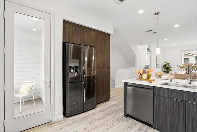 125 ORBIT Way, Mountain View CA: https://media.crmls.org/mediaz/ee455c7d-7def-462b-bb40-ad67d02d8037.jpg