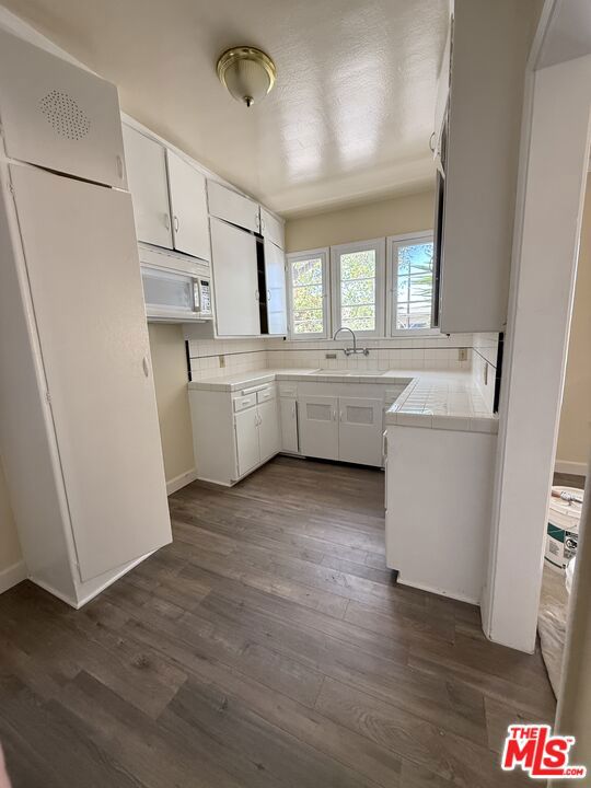 4196 5th Avenue, Los Angeles CA: https://media.crmls.org/mediaz/ee46e93e-a634-4ef9-ab4c-aa64a0328378.jpg