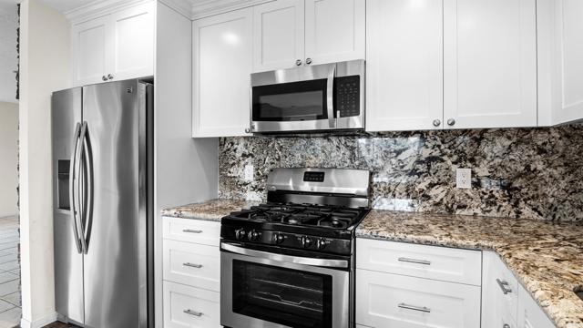 Detail Gallery Image 5 of 36 For 812 Kalpati Cir #E,  Carlsbad,  CA 92008 - 2 Beds | 3 Baths