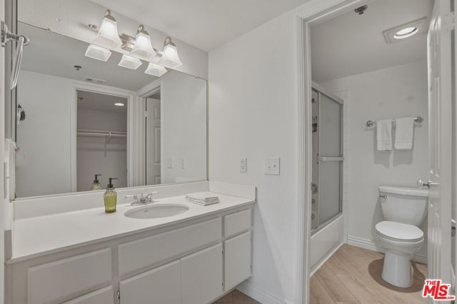 675 Oak Run Trail, Oak Park CA: https://media.crmls.org/mediaz/ee471c7a-e684-4aa1-aa00-85072139f12b.jpg